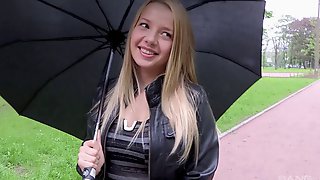 Русская куколка в черных трусиках повелась на уговоры режиссера и дала ему в щель